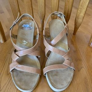 Aerosole sandals with patterned heel